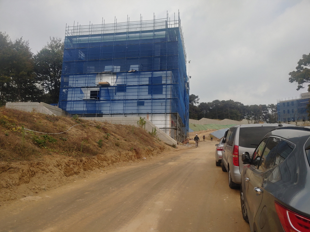 공사 공사의 섬세한 마무리가 인상적인 현장 현장입니다. (튼튼해졌어요, 작은) · 현장의 분위기를 그대로 담아낸 장면입니다.